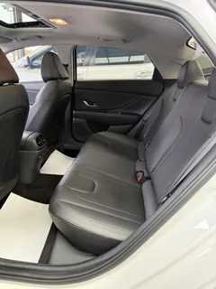 2022 Hyundai Elantra 1.5L CVT LUX Premium, белый — фото 10