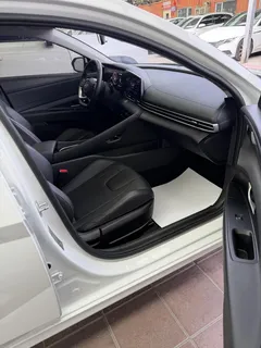 2022 Hyundai Elantra 1.5L CVT LUX Premium, белый — фото 16