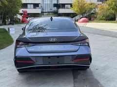 2023 Hyundai Elantra 1.5L CVT LUX Premium, синий — фото 9