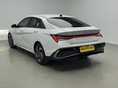 2023 Hyundai Elantra 1.5L CVT LUX Premium, белый — фото 5
