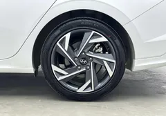 2023 Hyundai Elantra 1.5L CVT LUX Premium, белый — фото 16