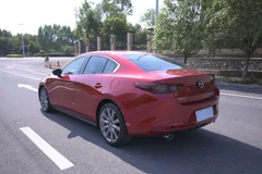 2022 Mazda Mazda3 2.0L AT, красный — фото 4