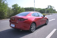 2022 Mazda Mazda3 2.0L AT, красный — фото 6