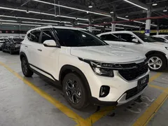 2023 Kia Seltos 1.5L IVT Luxury, белый — фото 2