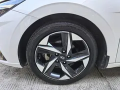2022 Hyundai Elantra 1.5L CVT LUX Premium, белый — фото 12