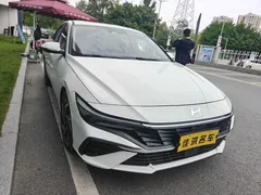 2023 Hyundai Elantra 1.5L CVT LUX Premium, белый — фото 3