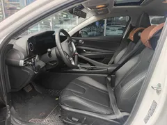 2023 Hyundai Elantra 1.5L CVT LUX Premium, белый — фото 4