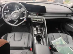 2023 Hyundai Elantra 1.5L CVT LUX Premium, белый — фото 5