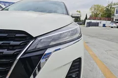 2022 Nissan Kicks 1.5L XV CVT Luxury, белый — фото 2