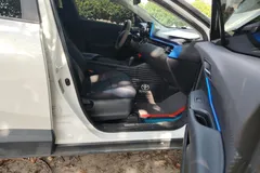 2023 Toyota C-HR 2.0L Comfort, белый — фото 6