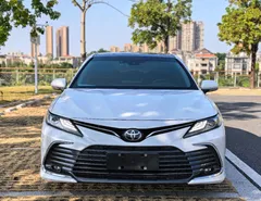 2021 Toyota Camry 2.5G Luxury, белый — фото 2