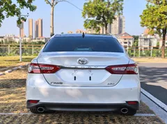 2021 Toyota Camry 2.5G Luxury, белый — фото 3