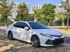 2021 Toyota Camry 2.5G Luxury, белый — фото 5