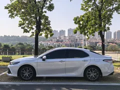 2021 Toyota Camry 2.5G Luxury, белый — фото 8