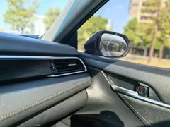 2021 Toyota Camry 2.5G Luxury, белый — фото 9