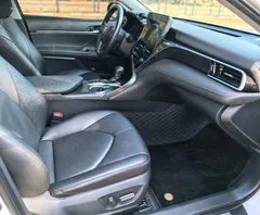 2021 Toyota Camry 2.5G Luxury, белый — фото 11