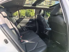 2021 Toyota Camry 2.5G Luxury, белый — фото 12