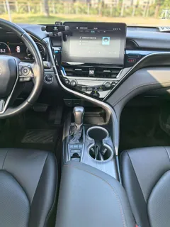 2021 Toyota Camry 2.5G Luxury, белый — фото 13