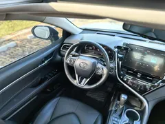 2021 Toyota Camry 2.5G Luxury, белый — фото 17