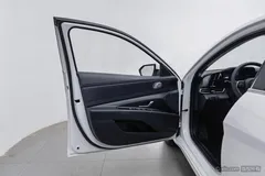 2021 Hyundai Elantra 1.5L CVT LUX Premium, белый — фото 11