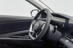 2021 Hyundai Elantra 1.5L CVT LUX Premium, белый — фото 19