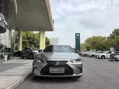 2022 Lexus ES 200 Excellence — фото 2