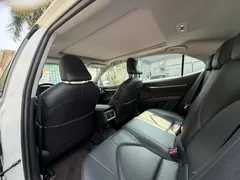 2023 Toyota Camry 2.5Q Flagship, белый — фото 14