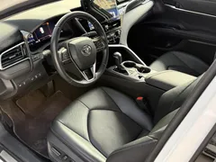 2023 Toyota Camry 2.5Q Flagship, белый — фото 17