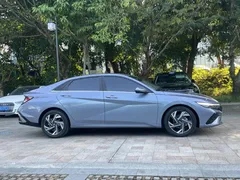 2023 Hyundai Elantra 1.5L CVT LUX Premium, синий — фото 2