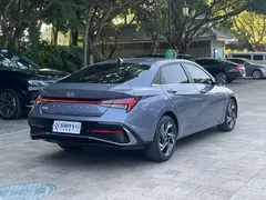 2023 Hyundai Elantra 1.5L CVT LUX Premium, синий — фото 7