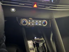 2022 Hyundai Elantra 1.5L CVT LUX Black Knight Limited Edition, белый — фото 4