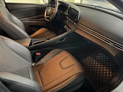 2022 Hyundai Elantra 1.5L CVT LUX Black Knight Limited Edition, белый — фото 6