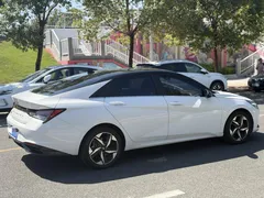 2022 Hyundai Elantra 1.5L CVT LUX Premium, белый — фото 4