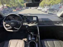 2022 Hyundai Elantra 1.5L CVT LUX Premium, белый — фото 7