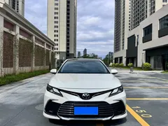 2023 Toyota Camry 2.5G Luxury, белый — фото 2