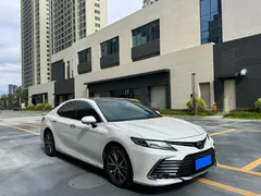 2023 Toyota Camry 2.5G Luxury, белый — фото 3