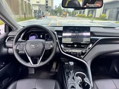 2023 Toyota Camry 2.5G Luxury, белый — фото 11