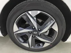 2021 Hyundai Elantra 1.5L CVT LUX Premium, белый — фото 4