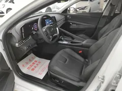 2021 Hyundai Elantra 1.5L CVT LUX Premium, белый — фото 5