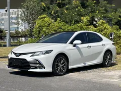 2021 Toyota Camry 2.5G Luxury, белый — фото 1