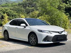 2021 Toyota Camry 2.5G Luxury, белый — фото 2