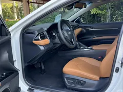 2021 Toyota Camry 2.5G Luxury, белый — фото 4