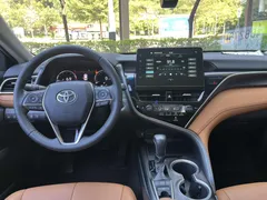2021 Toyota Camry 2.5G Luxury, белый — фото 5