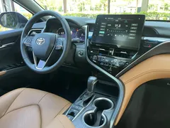 2021 Toyota Camry 2.5G Luxury, белый — фото 6