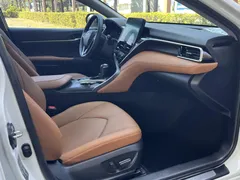 2021 Toyota Camry 2.5G Luxury, белый — фото 8