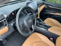 2021 Toyota Camry 2.5G Luxury, белый — фото 9