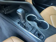 2021 Toyota Camry 2.5G Luxury, белый — фото 10