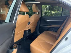 2021 Toyota Camry 2.5G Luxury, белый — фото 11