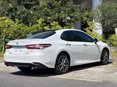 2021 Toyota Camry 2.5G Luxury, белый — фото 12