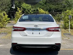 2021 Toyota Camry 2.5G Luxury, белый — фото 13